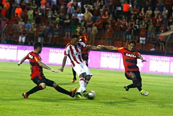 Rubro-negros e alvirrubros deixam deciso da semifinal para a Arena de Pernambuco aps placar mnimo