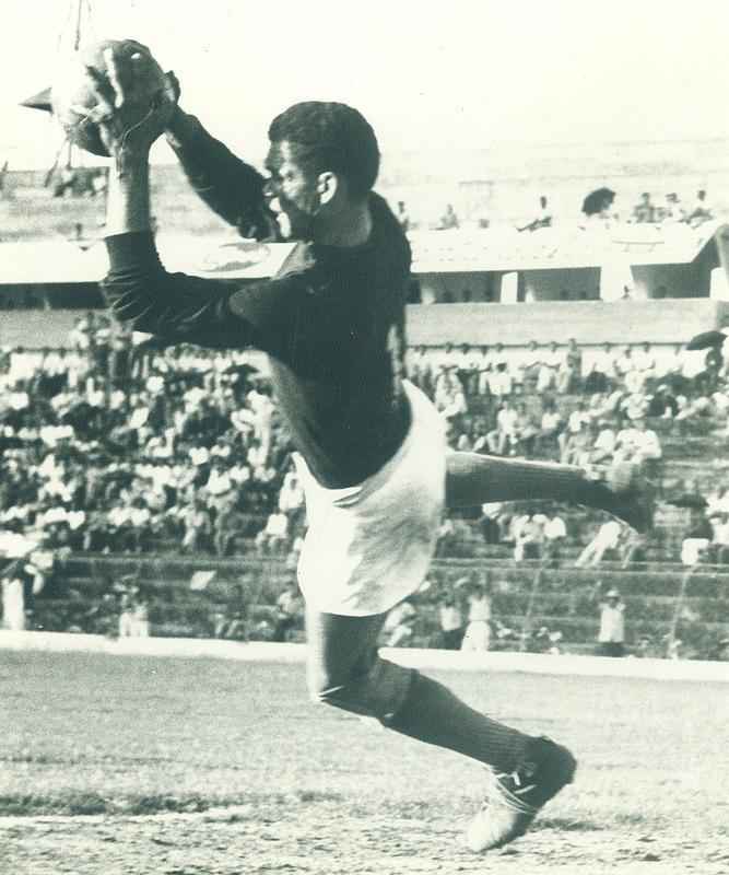 Em uma excurso do Sport no Oriente Mdio, j em 1957, Halton Corra de Arruda comeou a se firmar no clube e assim seguiu at 1959, quando se transferiu para o Botafogo 