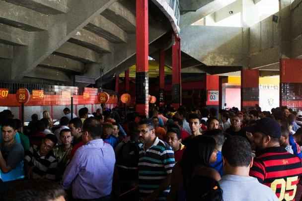Bilheterias da Ilha do Retiro foram abertas às 14h desta quarta-feira e estiveram com longas filas durante toda o horário de funcionamento