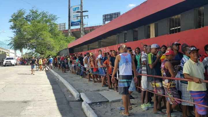 Bilheterias da Ilha do Retiro foram abertas às 14h desta quarta-feira e estiveram com longas filas durante toda o horário de funcionamento