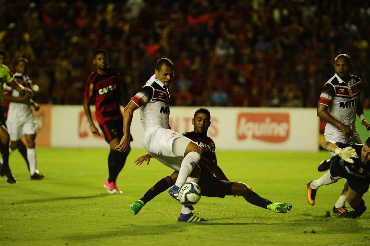 Com gols de Diego Souza pelo Leo e Lo Costa e Pitbull pelo Tricolor, o Rubro-negro foi derrotado na Ilha do Retiro por 2 a 1. Com o resultado, o Santa Cruz leva a vantagem do empate para o Arruda pela semifinal da Copa do Nordeste.