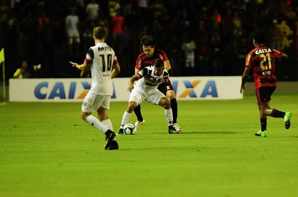 Com gols de Diego Souza pelo Leo e Lo Costa e Pitbull pelo Tricolor, o Rubro-negro foi derrotado na Ilha do Retiro por 2 a 1. Com o resultado, o Santa Cruz leva a vantagem do empate para o Arruda pela semifinal da Copa do Nordeste.