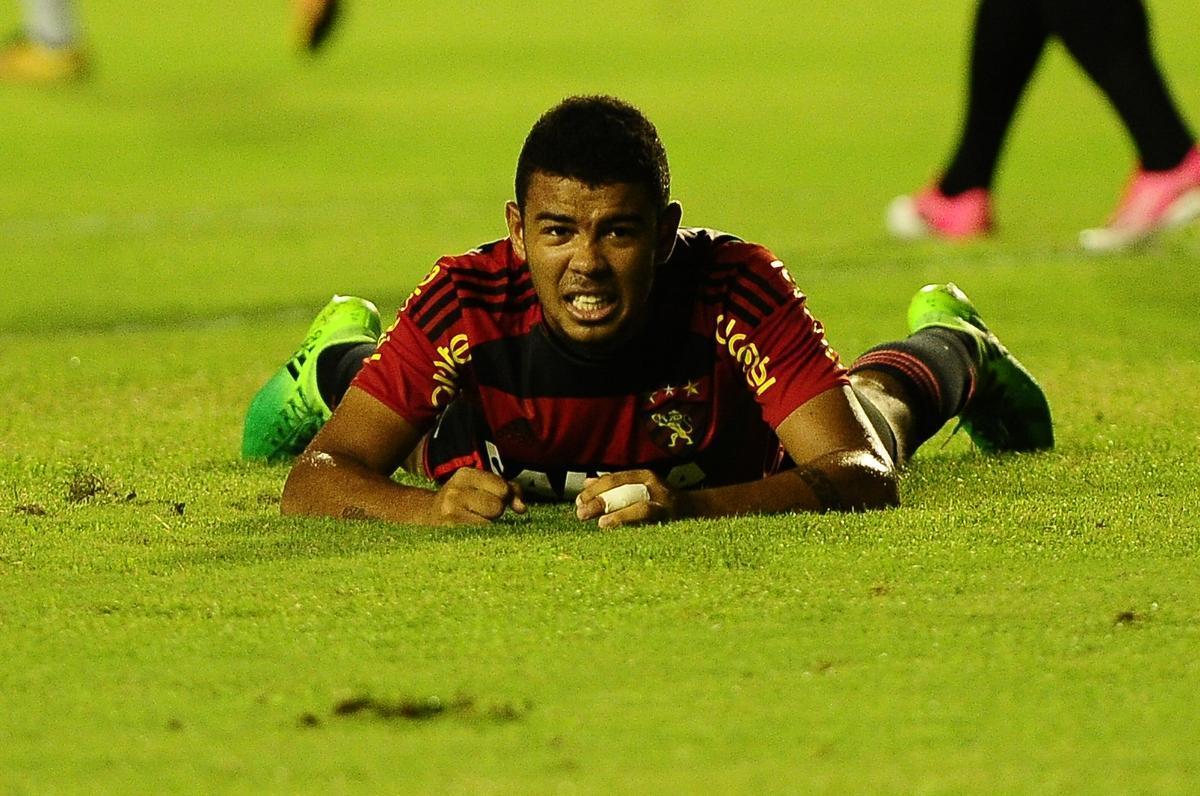 Com gols de Diego Souza pelo Leo e Lo Costa e Pitbull pelo Tricolor, o Rubro-negro foi derrotado na Ilha do Retiro por 2 a 1. Com o resultado, o Santa Cruz leva a vantagem do empate para o Arruda pela semifinal da Copa do Nordeste.