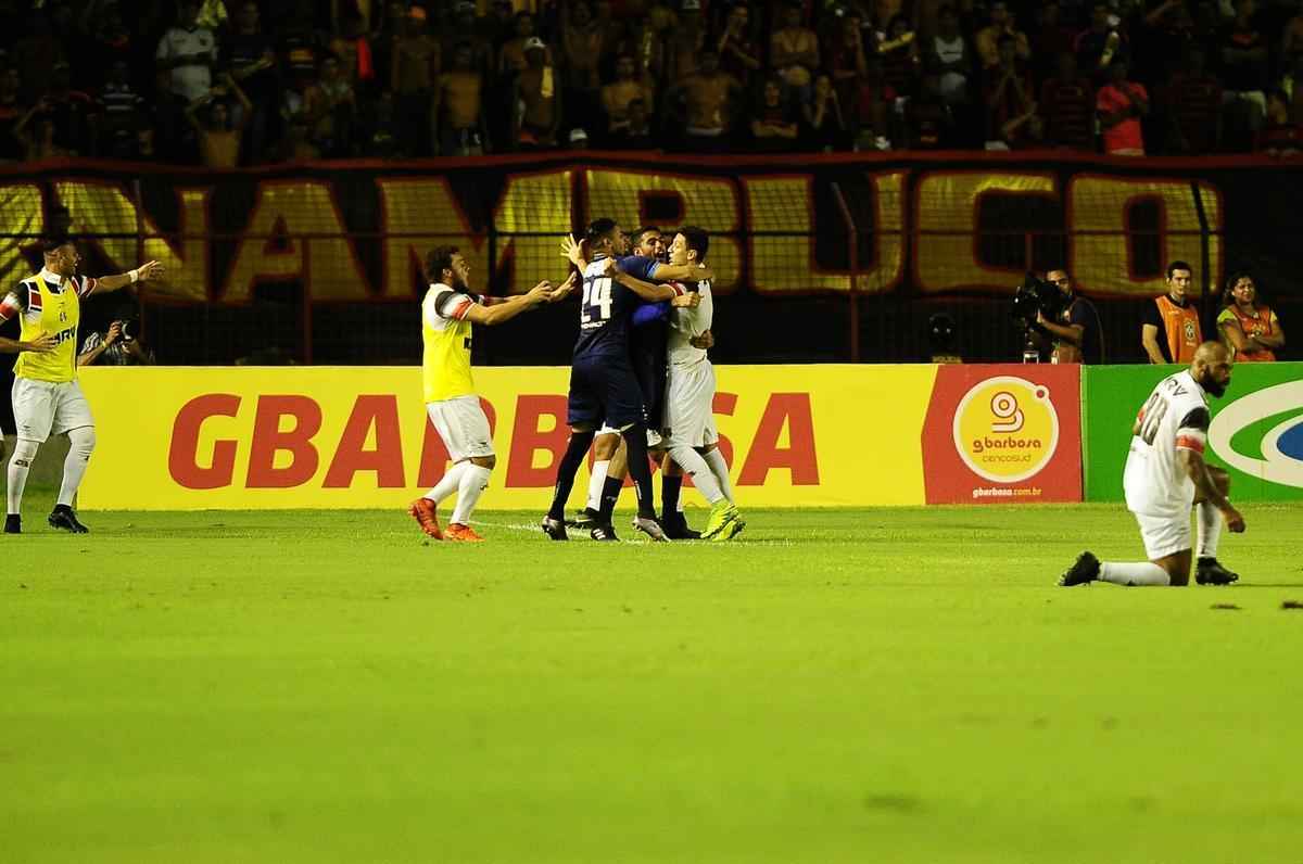 Com gols de Diego Souza pelo Leo e Lo Costa e Pitbull pelo Tricolor, o Rubro-negro foi derrotado na Ilha do Retiro por 2 a 1. Com o resultado, o Santa Cruz leva a vantagem do empate para o Arruda pela semifinal da Copa do Nordeste.