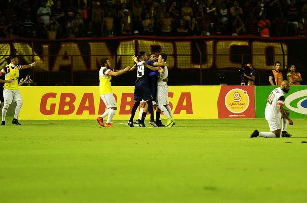 Com gols de Diego Souza pelo Leo e Lo Costa e Pitbull pelo Tricolor, o Rubro-negro foi derrotado na Ilha do Retiro por 2 a 1. Com o resultado, o Santa Cruz leva a vantagem do empate para o Arruda pela semifinal da Copa do Nordeste.