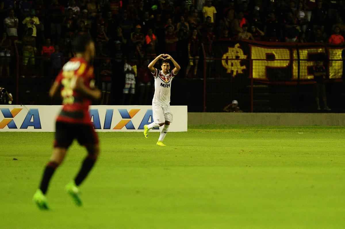 Com gols de Diego Souza pelo Leo e Lo Costa e Pitbull pelo Tricolor, o Rubro-negro foi derrotado na Ilha do Retiro por 2 a 1. Com o resultado, o Santa Cruz leva a vantagem do empate para o Arruda pela semifinal da Copa do Nordeste.