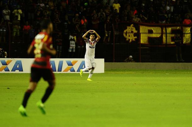 Com gols de Diego Souza pelo Leo e Lo Costa e Pitbull pelo Tricolor, o Rubro-negro foi derrotado na Ilha do Retiro por 2 a 1. Com o resultado, o Santa Cruz leva a vantagem do empate para o Arruda pela semifinal da Copa do Nordeste.