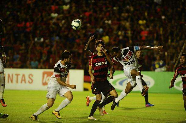 Com gols de Diego Souza pelo Leo e Lo Costa e Pitbull pelo Tricolor, o Rubro-negro foi derrotado na Ilha do Retiro por 2 a 1. Com o resultado, o Santa Cruz leva a vantagem do empate para o Arruda pela semifinal da Copa do Nordeste.