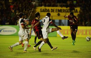 Com gols de Diego Souza pelo Leo e Lo Costa e Pitbull pelo Tricolor, o Rubro-negro foi derrotado na Ilha do Retiro por 2 a 1. Com o resultado, o Santa Cruz leva a vantagem do empate para o Arruda pela semifinal da Copa do Nordeste.
