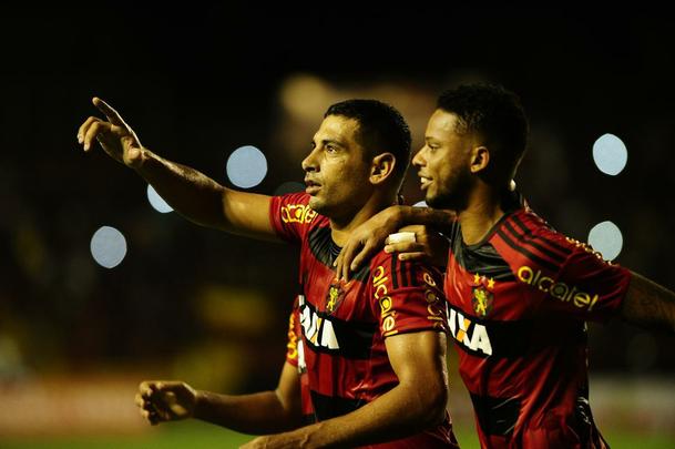 Com gols de Diego Souza pelo Leo e Lo Costa e Pitbull pelo Tricolor, o Rubro-negro foi derrotado na Ilha do Retiro por 2 a 1. Com o resultado, o Santa Cruz leva a vantagem do empate para o Arruda pela semifinal da Copa do Nordeste.