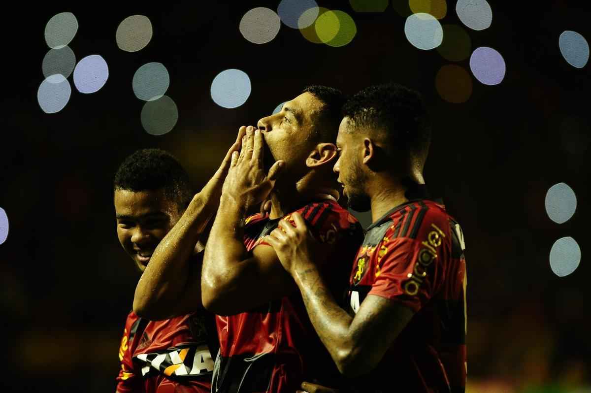 Com gols de Diego Souza pelo Leo e Lo Costa e Pitbull pelo Tricolor, o Rubro-negro foi derrotado na Ilha do Retiro por 2 a 1. Com o resultado, o Santa Cruz leva a vantagem do empate para o Arruda pela semifinal da Copa do Nordeste.