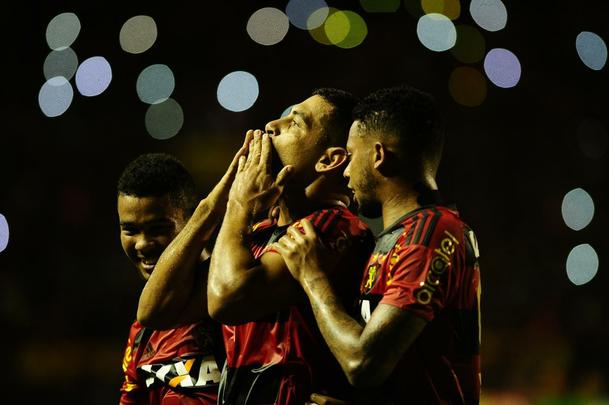 Com gols de Diego Souza pelo Leo e Lo Costa e Pitbull pelo Tricolor, o Rubro-negro foi derrotado na Ilha do Retiro por 2 a 1. Com o resultado, o Santa Cruz leva a vantagem do empate para o Arruda pela semifinal da Copa do Nordeste.