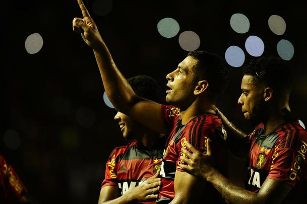 Com gols de Diego Souza pelo Leo e Lo Costa e Pitbull pelo Tricolor, o Rubro-negro foi derrotado na Ilha do Retiro por 2 a 1. Com o resultado, o Santa Cruz leva a vantagem do empate para o Arruda pela semifinal da Copa do Nordeste.