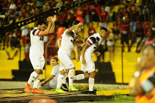 Com gols de Diego Souza pelo Leo e Lo Costa e Pitbull pelo Tricolor, o Rubro-negro foi derrotado na Ilha do Retiro por 2 a 1. Com o resultado, o Santa Cruz leva a vantagem do empate para o Arruda pela semifinal da Copa do Nordeste.