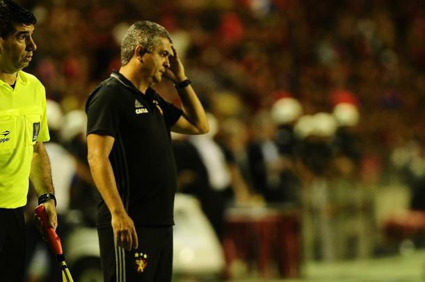 Com gols de Diego Souza pelo Leo e Lo Costa e Pitbull pelo Tricolor, o Rubro-negro foi derrotado na Ilha do Retiro por 2 a 1. Com o resultado, o Santa Cruz leva a vantagem do empate para o Arruda pela semifinal da Copa do Nordeste.