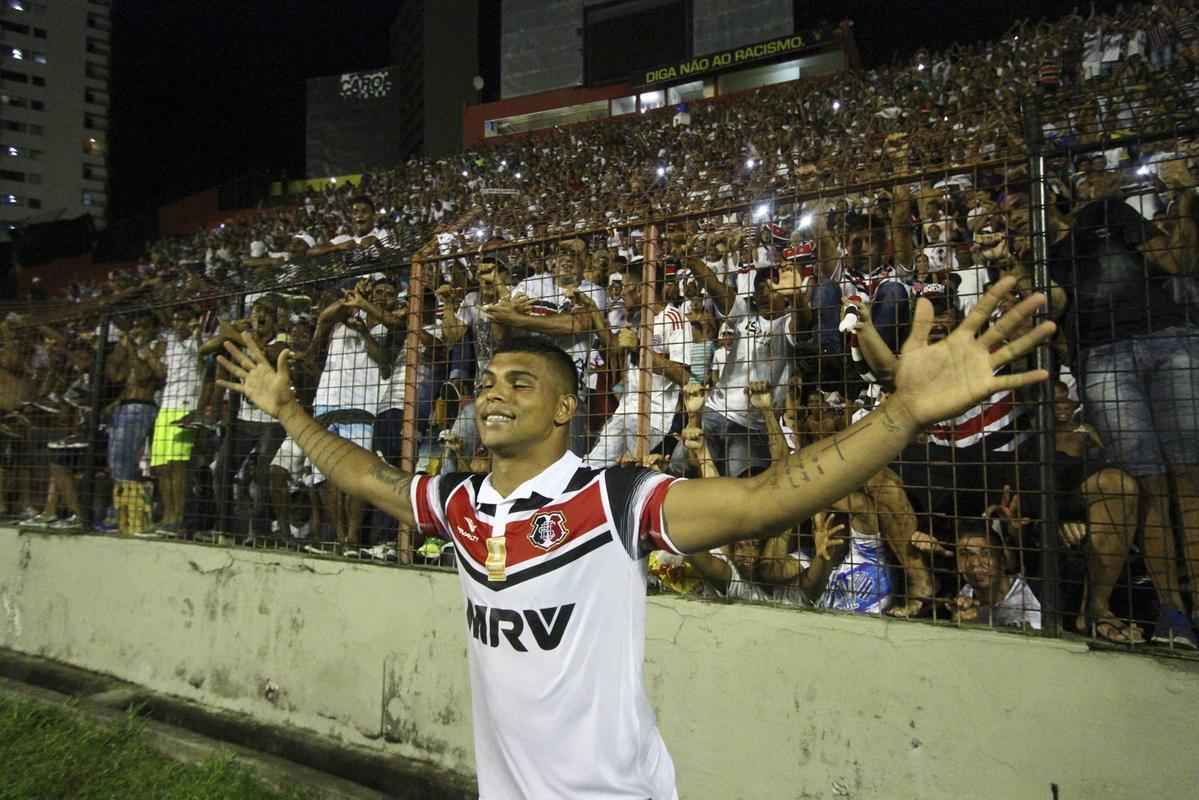 Com gols de Diego Souza pelo Leo e Lo Costa e Pitbull pelo Tricolor, o Rubro-negro foi derrotado na Ilha do Retiro por 2 a 1. Com o resultado, o Santa Cruz leva a vantagem do empate para o Arruda pela semifinal da Copa do Nordeste.