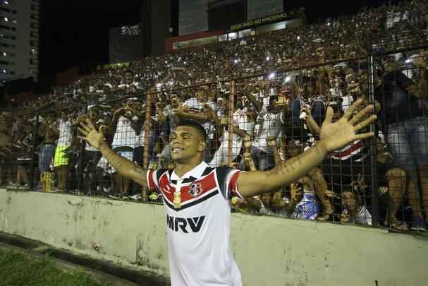 Com gols de Diego Souza pelo Leo e Lo Costa e Pitbull pelo Tricolor, o Rubro-negro foi derrotado na Ilha do Retiro por 2 a 1. Com o resultado, o Santa Cruz leva a vantagem do empate para o Arruda pela semifinal da Copa do Nordeste.