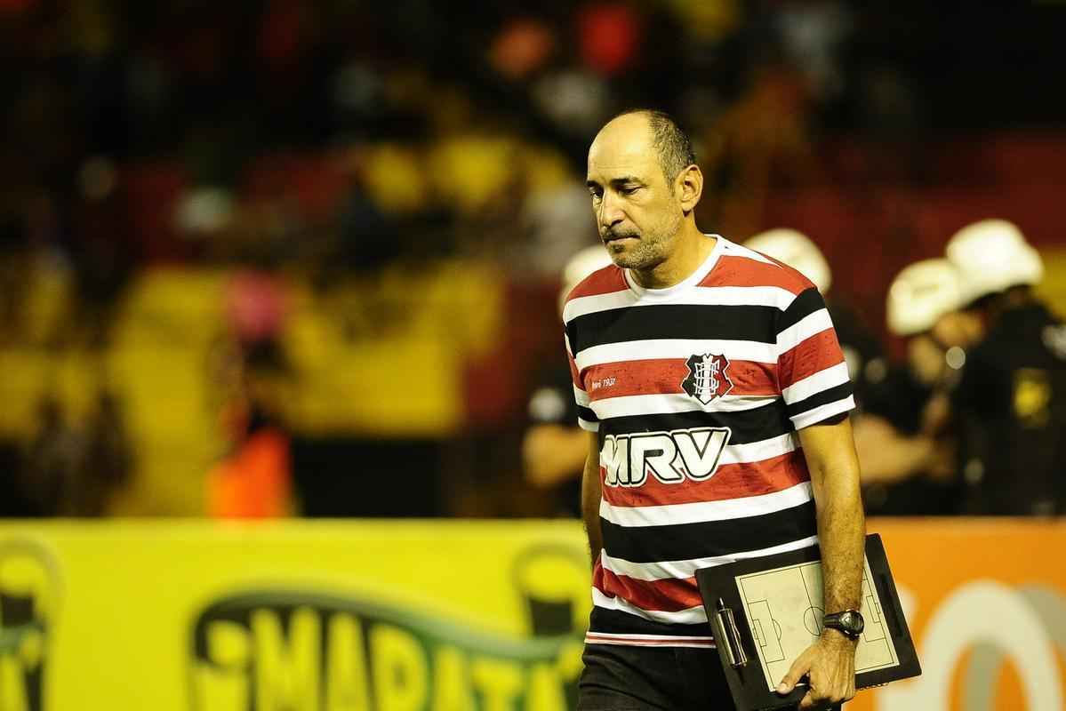 Com gols de Diego Souza pelo Leo e Lo Costa e Pitbull pelo Tricolor, o Rubro-negro foi derrotado na Ilha do Retiro por 2 a 1. Com o resultado, o Santa Cruz leva a vantagem do empate para o Arruda pela semifinal da Copa do Nordeste.