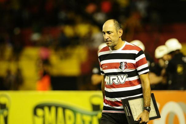 Com gols de Diego Souza pelo Leo e Lo Costa e Pitbull pelo Tricolor, o Rubro-negro foi derrotado na Ilha do Retiro por 2 a 1. Com o resultado, o Santa Cruz leva a vantagem do empate para o Arruda pela semifinal da Copa do Nordeste.