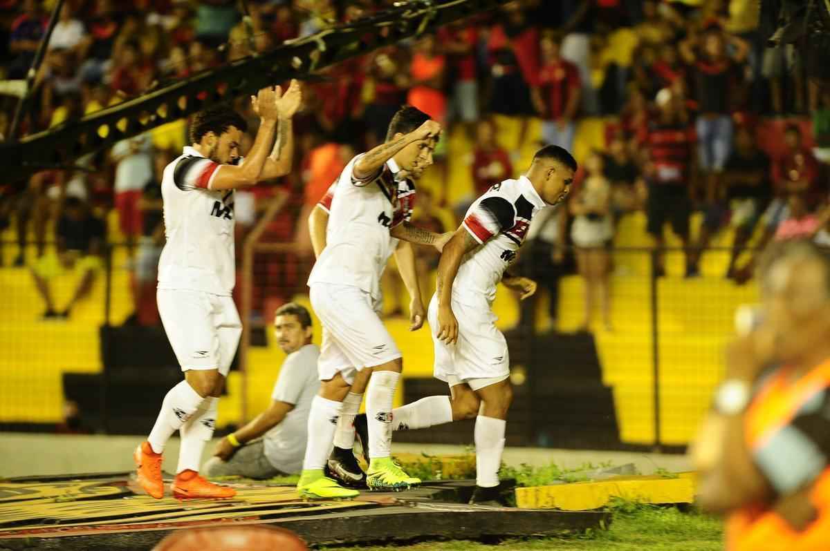 2017 - Na primeira partida da semifinal da Copa do Nordeste, o Santa Cruz chegou pressionado para o jogo na Ilha do Retiro. Mas, aps ser eliminado pelo Salgueiro, no Estadual, a equipe de Vincius Eutrpio surpreendeu e foi melhor do que o rival, vencendo por 2 a 1. Na comemorao do gol decisivo, o atacante Halef Pitbull imitou um cachorro em cima do escudo do Sport. A cena entrou para a histria do confronto, provocando polmicas depois
