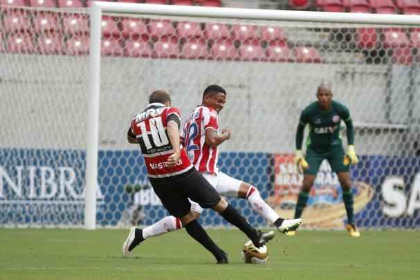 No primeiro tempo, Timbu comeou disputa se lanando ao ataque e, logo no primeiro minuto, conseguiu uma bola na trave, com Maylson. Tricolor despertou na partida, conseguiu melhorar a posse de bola e foi premiado com um belo gol de Andr Luis, arrematando de fora da rea, no ngulo de Tiago Cardoso.