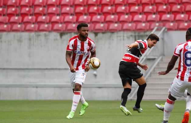 No primeiro tempo, Timbu comeou disputa se lanando ao ataque e, logo no primeiro minuto, conseguiu uma bola na trave, com Maylson. Tricolor despertou na partida, conseguiu melhorar a posse de bola e foi premiado com um belo gol de Andr Luis, arrematando de fora da rea, no ngulo de Tiago Cardoso.
