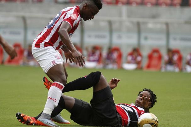 No primeiro tempo, Timbu comeou disputa se lanando ao ataque e, logo no primeiro minuto, conseguiu uma bola na trave, com Maylson. Tricolor despertou na partida, conseguiu melhorar a posse de bola e foi premiado com um belo gol de Andr Luis, arrematando de fora da rea, no ngulo de Tiago Cardoso.