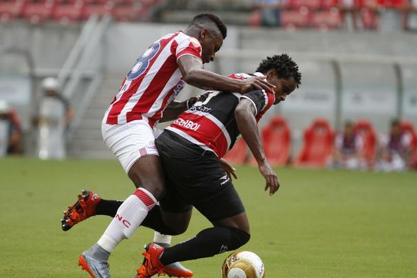 No primeiro tempo, Timbu comeou disputa se lanando ao ataque e, logo no primeiro minuto, conseguiu uma bola na trave, com Maylson. Tricolor despertou na partida, conseguiu melhorar a posse de bola e foi premiado com um belo gol de Andr Luis, arrematando de fora da rea, no ngulo de Tiago Cardoso.