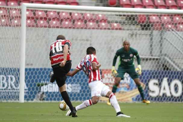 No primeiro tempo, Timbu comeou disputa se lanando ao ataque e, logo no primeiro minuto, conseguiu uma bola na trave, com Maylson. Tricolor despertou na partida, conseguiu melhorar a posse de bola e foi premiado com um belo gol de Andr Luis, arrematando de fora da rea, no ngulo de Tiago Cardoso.