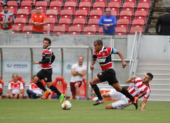 No primeiro tempo, Timbu comeou disputa se lanando ao ataque e, logo no primeiro minuto, conseguiu uma bola na trave, com Maylson. Tricolor despertou na partida, conseguiu melhorar a posse de bola e foi premiado com um belo gol de Andr Luis, arrematando de fora da rea, no ngulo de Tiago Cardoso.