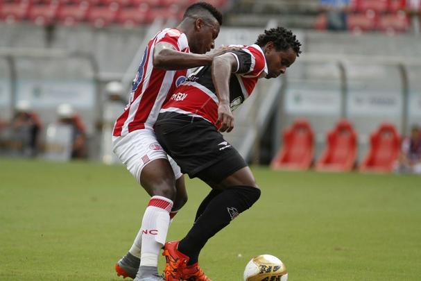 No primeiro tempo, Timbu comeou disputa se lanando ao ataque e, logo no primeiro minuto, conseguiu uma bola na trave, com Maylson. Tricolor despertou na partida, conseguiu melhorar a posse de bola e foi premiado com um belo gol de Andr Luis, arrematando de fora da rea, no ngulo de Tiago Cardoso.