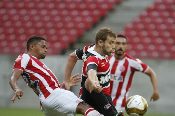 No primeiro tempo, Timbu comeou disputa se lanando ao ataque e, logo no primeiro minuto, conseguiu uma bola na trave, com Maylson. Tricolor despertou na partida, conseguiu melhorar a posse de bola e foi premiado com um belo gol de Andr Luis, arrematando de fora da rea, no ngulo de Tiago Cardoso.