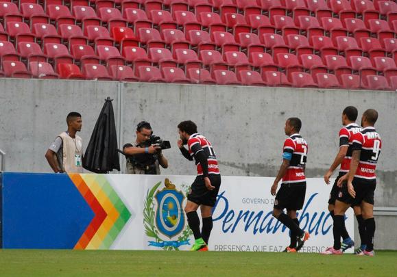 No primeiro tempo, Timbu comeou disputa se lanando ao ataque e, logo no primeiro minuto, conseguiu uma bola na trave, com Maylson. Tricolor despertou na partida, conseguiu melhorar a posse de bola e foi premiado com um belo gol de Andr Luis, arrematando de fora da rea, no ngulo de Tiago Cardoso.