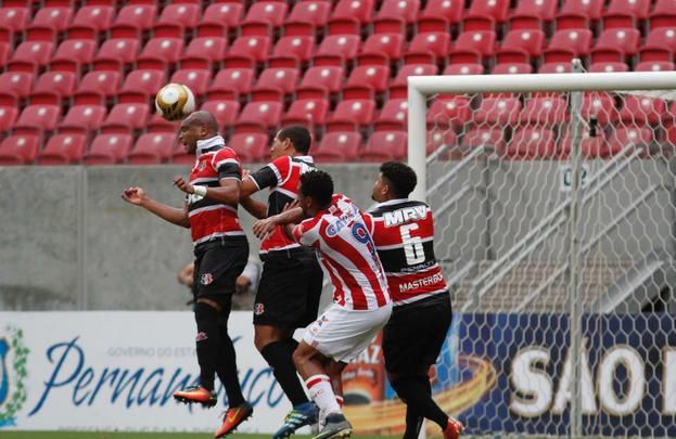 No primeiro tempo, Timbu comeou disputa se lanando ao ataque e, logo no primeiro minuto, conseguiu uma bola na trave, com Maylson. Tricolor despertou na partida, conseguiu melhorar a posse de bola e foi premiado com um belo gol de Andr Luis, arrematando de fora da rea, no ngulo de Tiago Cardoso.
