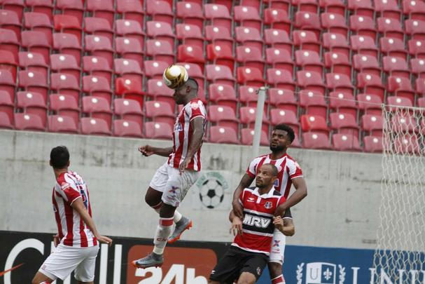 No primeiro tempo, Timbu comeou disputa se lanando ao ataque e, logo no primeiro minuto, conseguiu uma bola na trave, com Maylson. Tricolor despertou na partida, conseguiu melhorar a posse de bola e foi premiado com um belo gol de Andr Luis, arrematando de fora da rea, no ngulo de Tiago Cardoso.