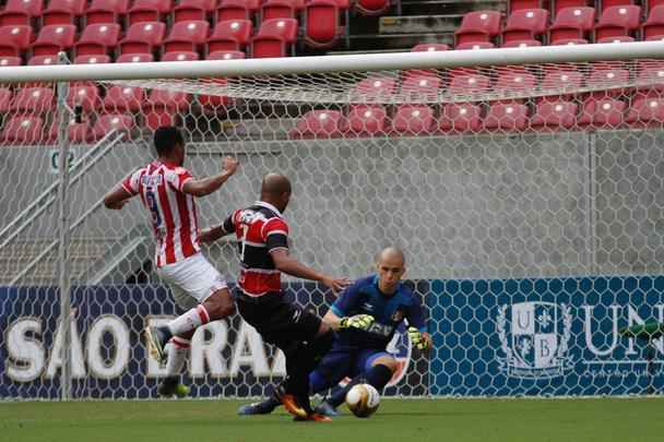 No primeiro tempo, Timbu comeou disputa se lanando ao ataque e, logo no primeiro minuto, conseguiu uma bola na trave, com Maylson. Tricolor despertou na partida, conseguiu melhorar a posse de bola e foi premiado com um belo gol de Andr Luis, arrematando de fora da rea, no ngulo de Tiago Cardoso.