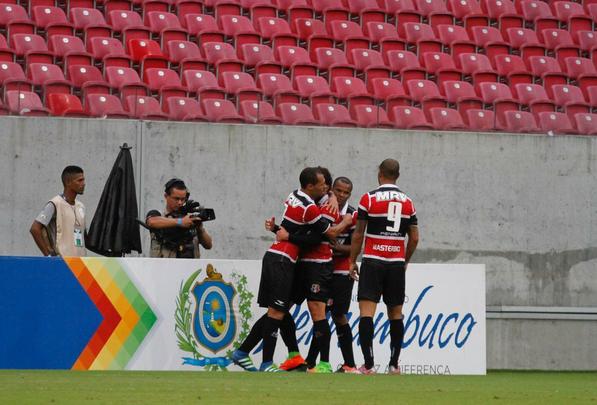 No primeiro tempo, Timbu comeou disputa se lanando ao ataque e, logo no primeiro minuto, conseguiu uma bola na trave, com Maylson. Tricolor despertou na partida, conseguiu melhorar a posse de bola e foi premiado com um belo gol de Andr Luis, arrematando de fora da rea, no ngulo de Tiago Cardoso.