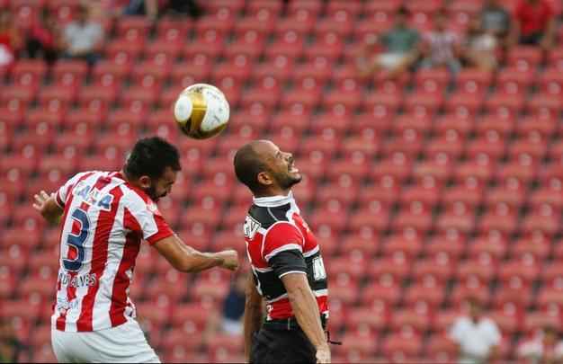 No primeiro tempo, Timbu comeou disputa se lanando ao ataque e, logo no primeiro minuto, conseguiu uma bola na trave, com Maylson. Tricolor despertou na partida, conseguiu melhorar a posse de bola e foi premiado com um belo gol de Andr Luis, arrematando de fora da rea, no ngulo de Tiago Cardoso.