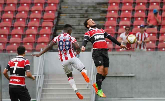 No primeiro tempo, Timbu comeou disputa se lanando ao ataque e, logo no primeiro minuto, conseguiu uma bola na trave, com Maylson. Tricolor despertou na partida, conseguiu melhorar a posse de bola e foi premiado com um belo gol de Andr Luis, arrematando de fora da rea, no ngulo de Tiago Cardoso.
