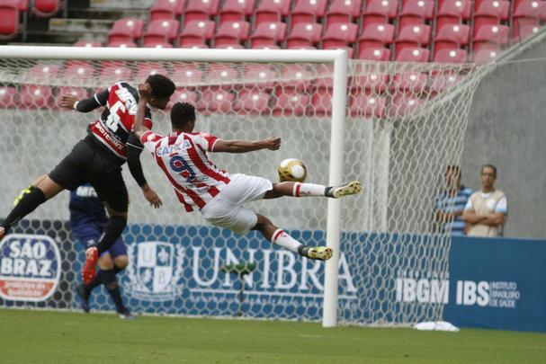 No primeiro tempo, Timbu comeou disputa se lanando ao ataque e, logo no primeiro minuto, conseguiu uma bola na trave, com Maylson. Tricolor despertou na partida, conseguiu melhorar a posse de bola e foi premiado com um belo gol de Andr Luis, arrematando de fora da rea, no ngulo de Tiago Cardoso.
