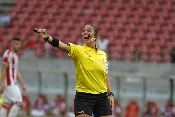 No primeiro tempo, Timbu comeou disputa se lanando ao ataque e, logo no primeiro minuto, conseguiu uma bola na trave, com Maylson. Tricolor despertou na partida, conseguiu melhorar a posse de bola e foi premiado com um belo gol de Andr Luis, arrematando de fora da rea, no ngulo de Tiago Cardoso.
