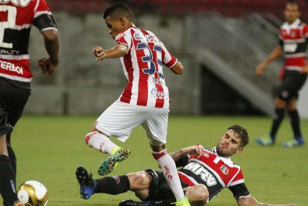 Na segunda etapa, Tricolor se manteve bem e conseguiu ampliar o placar com boa jogada de Roberto. Em vantagem no marcador, Eutrpio mexeu em peas para evitar maior desgaste dos atletas e Santa acabou caindo de rendimento. Nutico ainda diminiu com Alison, em lance polmico, mas a reao ficou por a: 2 a 1 para os corais.