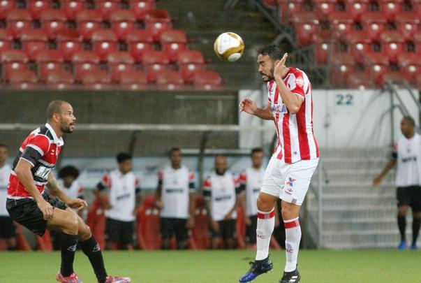 Na segunda etapa, Tricolor se manteve bem e conseguiu ampliar o placar com boa jogada de Roberto. Em vantagem no marcador, Eutrpio mexeu em peas para evitar maior desgaste dos atletas e Santa acabou caindo de rendimento. Nutico ainda diminiu com Alison, em lance polmico, mas a reao ficou por a: 2 a 1 para os corais.