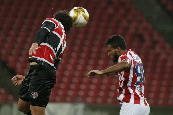 Na segunda etapa, Tricolor se manteve bem e conseguiu ampliar o placar com boa jogada de Roberto. Em vantagem no marcador, Eutrpio mexeu em peas para evitar maior desgaste dos atletas e Santa acabou caindo de rendimento. Nutico ainda diminiu com Alison, em lance polmico, mas a reao ficou por a: 2 a 1 para os corais.