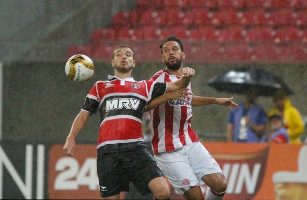Na segunda etapa, Tricolor se manteve bem e conseguiu ampliar o placar com boa jogada de Roberto. Em vantagem no marcador, Eutrpio mexeu em peas para evitar maior desgaste dos atletas e Santa acabou caindo de rendimento. Nutico ainda diminiu com Alison, em lance polmico, mas a reao ficou por a: 2 a 1 para os corais.