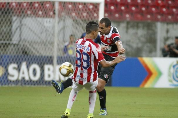 Na segunda etapa, Tricolor se manteve bem e conseguiu ampliar o placar com boa jogada de Roberto. Em vantagem no marcador, Eutrpio mexeu em peas para evitar maior desgaste dos atletas e Santa acabou caindo de rendimento. Nutico ainda diminiu com Alison, em lance polmico, mas a reao ficou por a: 2 a 1 para os corais.