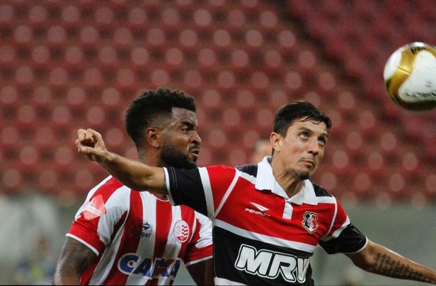 Na segunda etapa, Tricolor se manteve bem e conseguiu ampliar o placar com boa jogada de Roberto. Em vantagem no marcador, Eutrpio mexeu em peas para evitar maior desgaste dos atletas e Santa acabou caindo de rendimento. Nutico ainda diminiu com Alison, em lance polmico, mas a reao ficou por a: 2 a 1 para os corais.