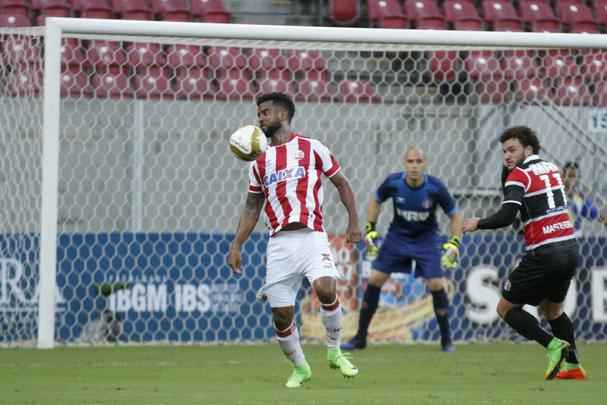 Na segunda etapa, Tricolor se manteve bem e conseguiu ampliar o placar com boa jogada de Roberto. Em vantagem no marcador, Eutrpio mexeu em peas para evitar maior desgaste dos atletas e Santa acabou caindo de rendimento. Nutico ainda diminiu com Alison, em lance polmico, mas a reao ficou por a: 2 a 1 para os corais.