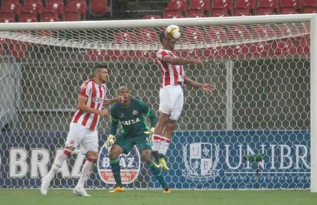Na segunda etapa, Tricolor se manteve bem e conseguiu ampliar o placar com boa jogada de Roberto. Em vantagem no marcador, Eutrpio mexeu em peas para evitar maior desgaste dos atletas e Santa acabou caindo de rendimento. Nutico ainda diminiu com Alison, em lance polmico, mas a reao ficou por a: 2 a 1 para os corais.