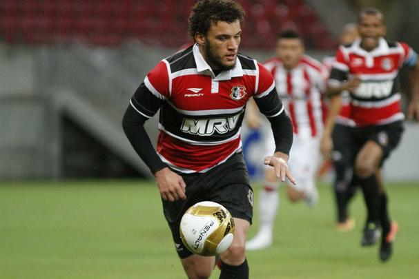 Na segunda etapa, Tricolor se manteve bem e conseguiu ampliar o placar com boa jogada de Roberto. Em vantagem no marcador, Eutrpio mexeu em peas para evitar maior desgaste dos atletas e Santa acabou caindo de rendimento. Nutico ainda diminiu com Alison, em lance polmico, mas a reao ficou por a: 2 a 1 para os corais.